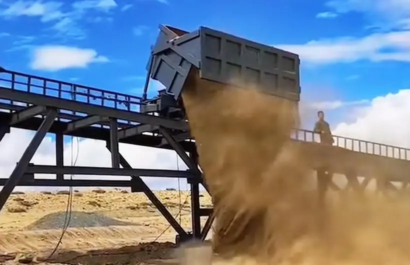 Drop-bottom mine car