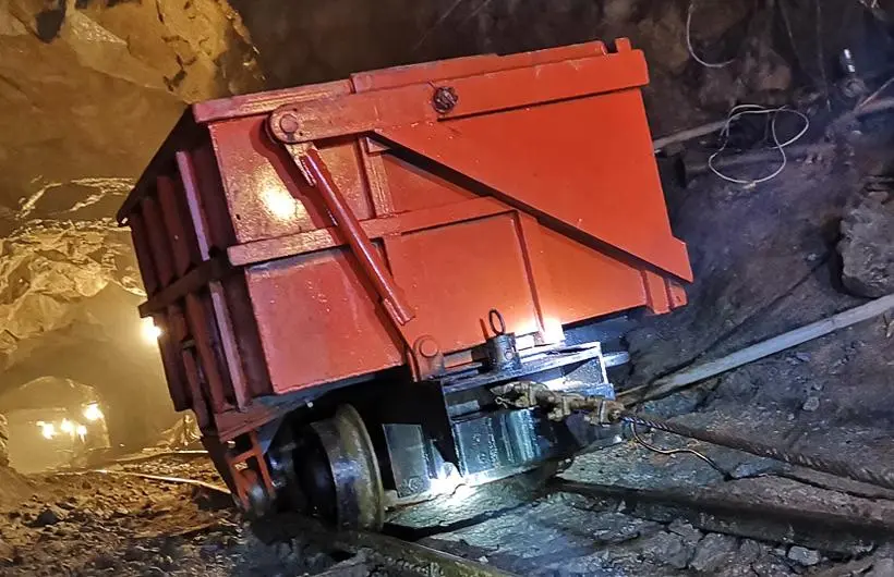 Drop-bottom mine car