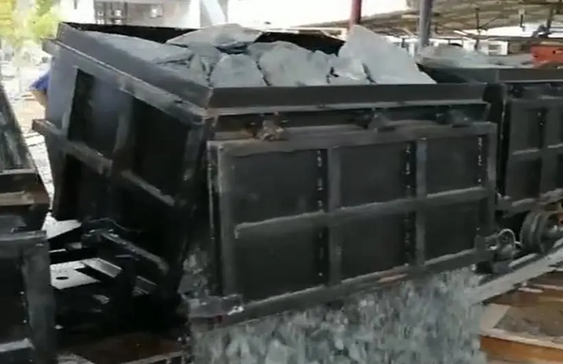 Drop-bottom mine car