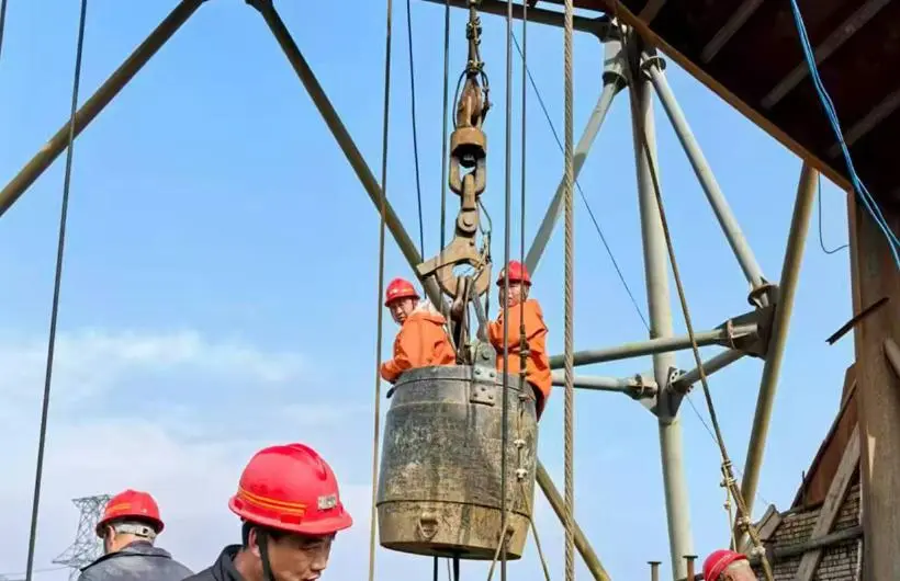 Mining Hook-Supported Hanging Bucket