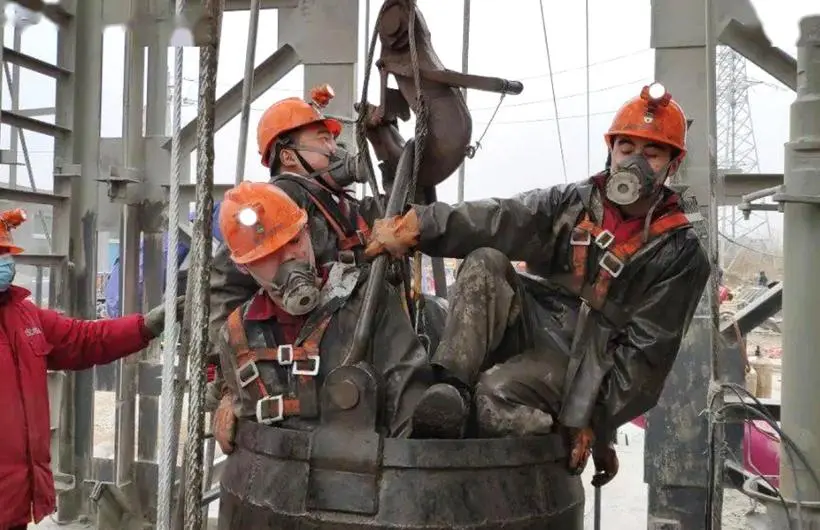 Mining Hook-Supported Hanging Bucket